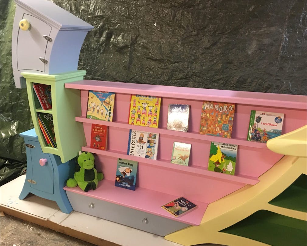 Seikkailuhylly lukupaikalla Seikkailuhylly lukupaikalla